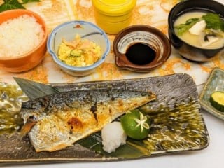 生本まぐろ三食丼